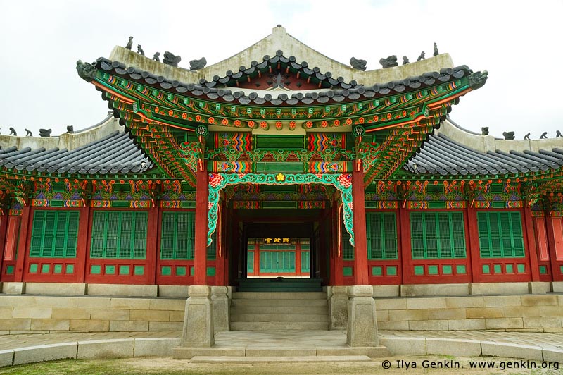 korea stock photography | One of the Entrances to Huijeondang Hall at Changdeokgung Palace in Seoul, South Korea, Jongno-gu, Seoul, South Korea, Image ID KR-SEOUL-CHANGDEOKGUNG-0009